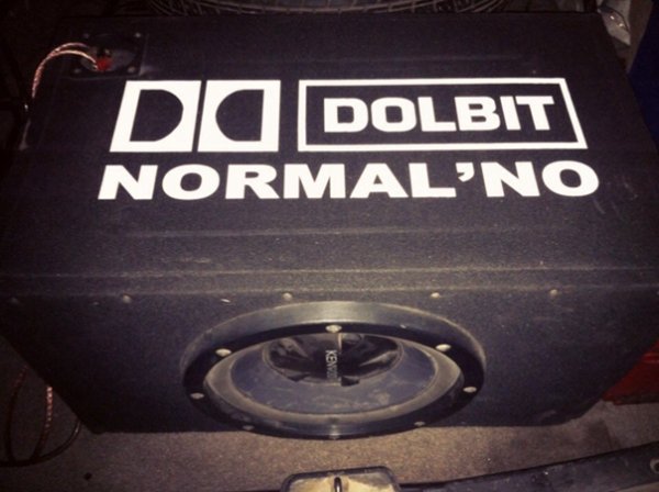 Dolby наклейка