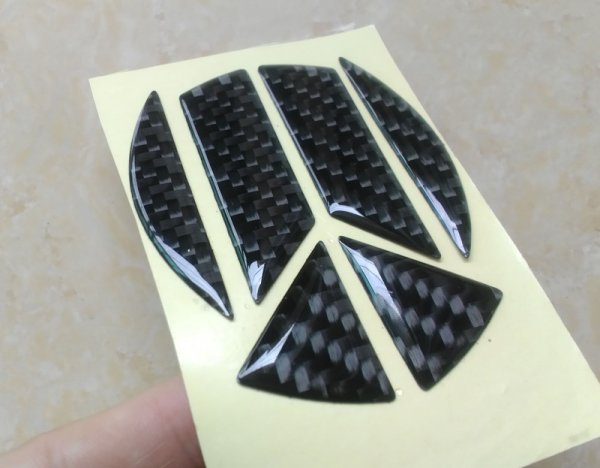 Наклейка карбона на машину