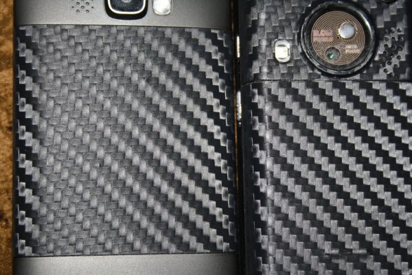 Поклейка карбоновой пленки на телефон