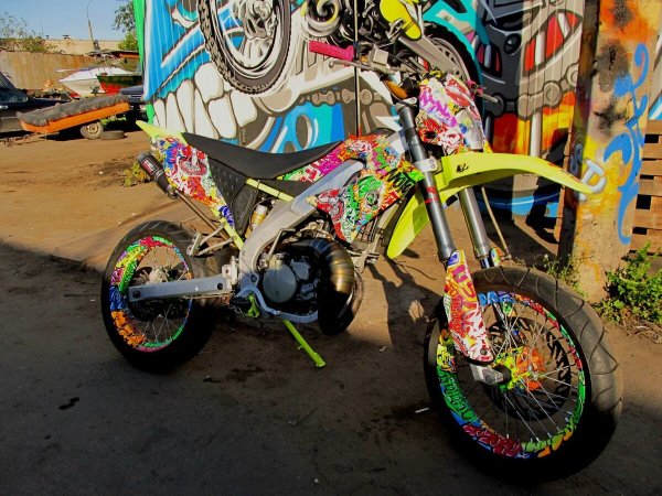 Стикербомбинг мотоцикл