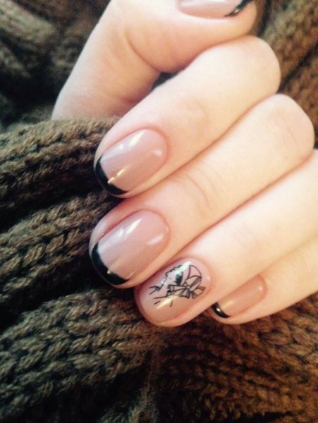 Чёрный френч на круглых ногтях