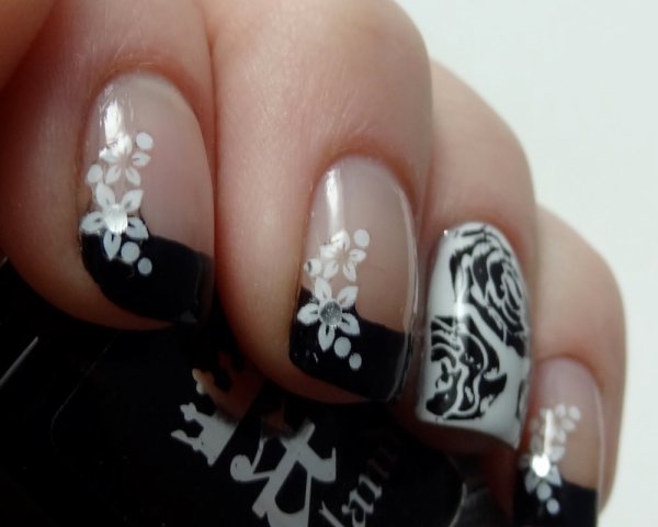 Французский маникюр черный с белыми цветочками