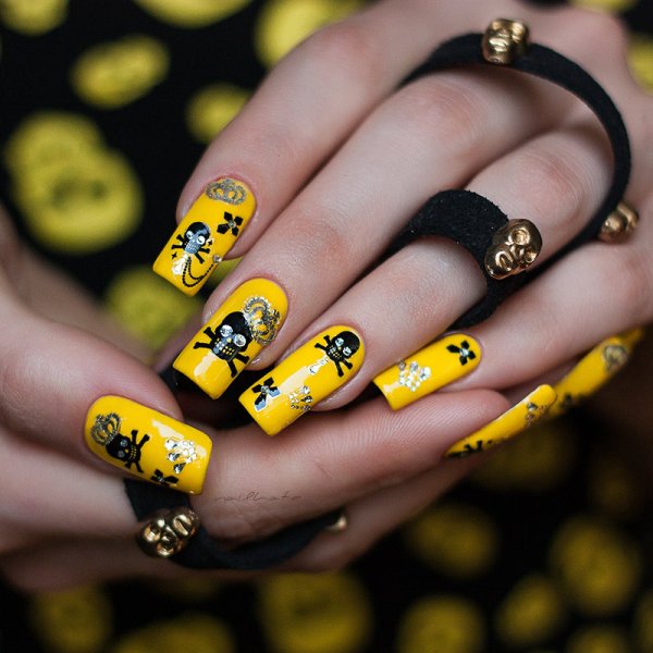 Чёрные ногти с крестом