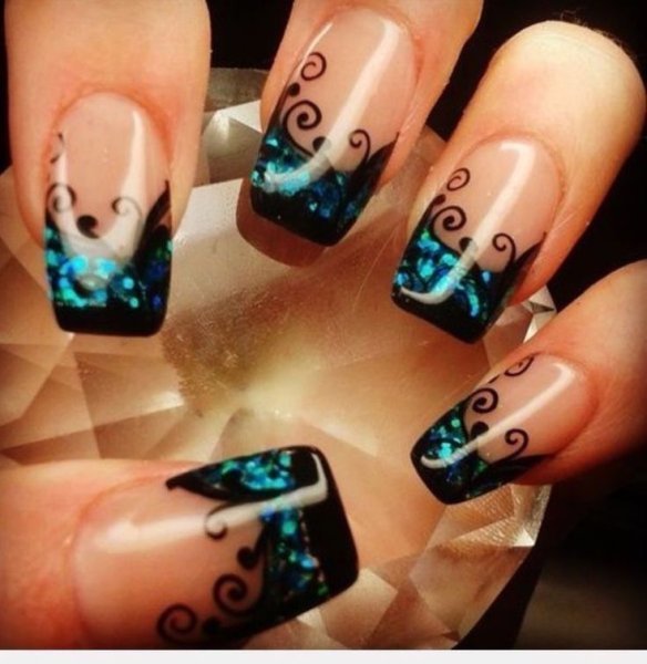 Чёрный французский маникюр со стразами