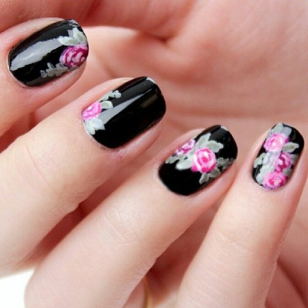 Маникюр с черным кружевом