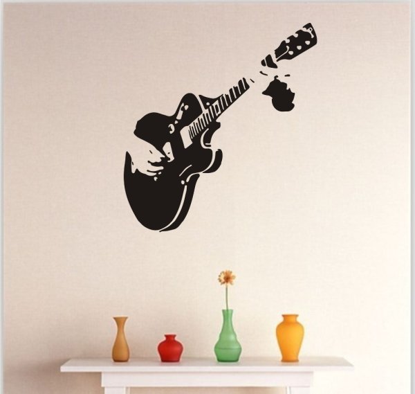 Электрогитара на стене