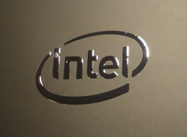 Рельефная наклейка Интел