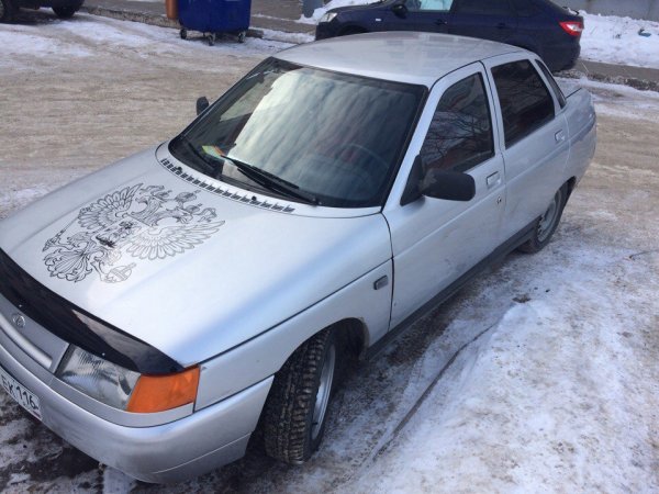 ВАЗ 2112 серебристая в наклейках