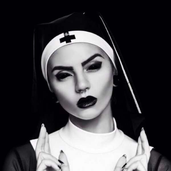 Наклейка на капот монахиня