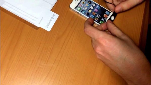 Где нужно клеить наклейки iphone