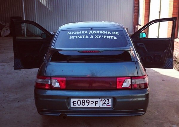 ВАЗ 2112 черная наклейка на лобовое