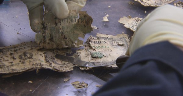 Нарисованная рука с деньгами