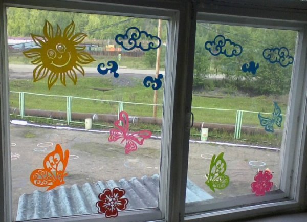 Украшение окон летом в детском саду