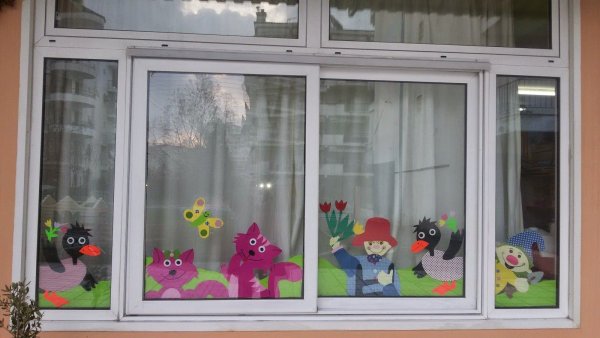 Летнее украшение окон в детском саду