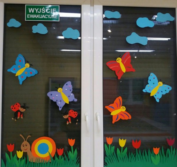 Украшение окон летом в детском саду