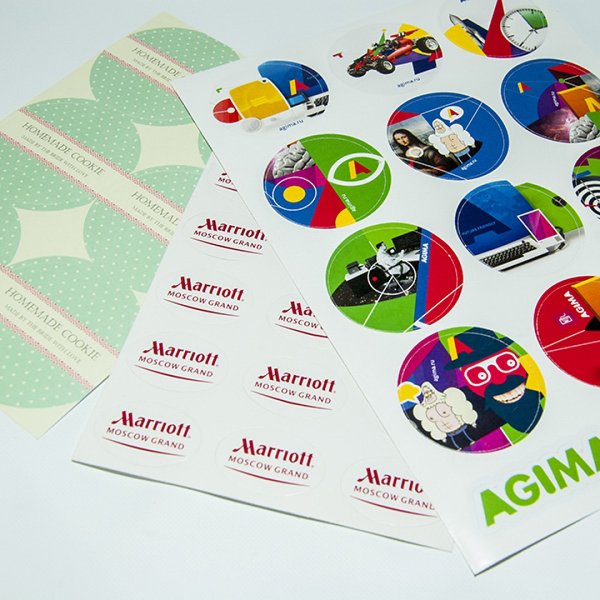 Круглые наклейки с логотипом