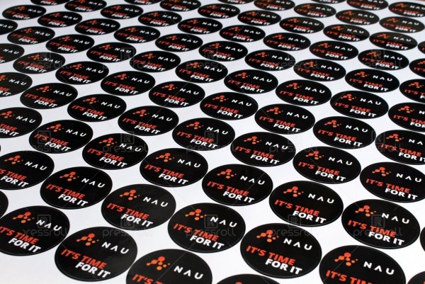 Этикетки в рулоне с логотипом