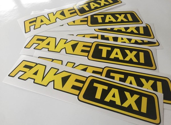 Надпись на такси fake Taxi