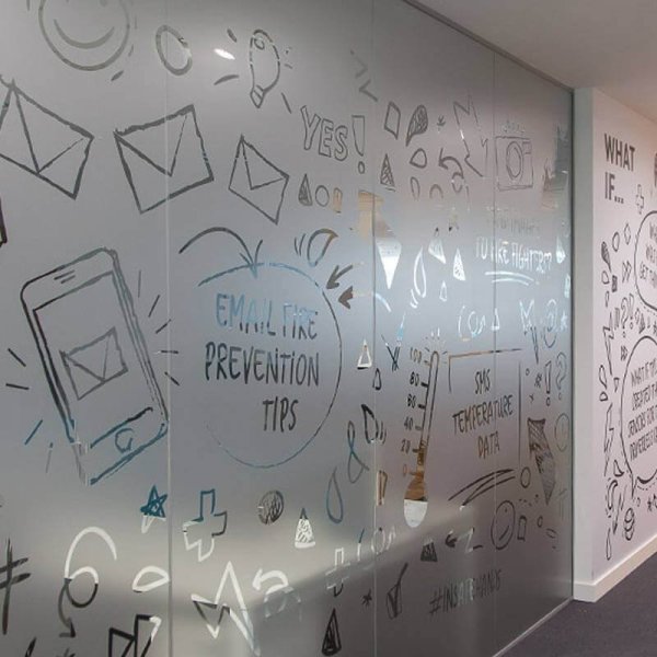 Рекламную наклейку напольную