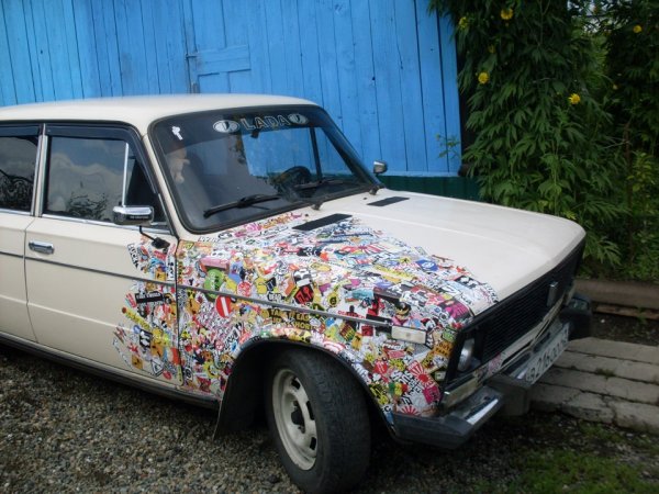 ВАЗ 2106 стикербомбинг