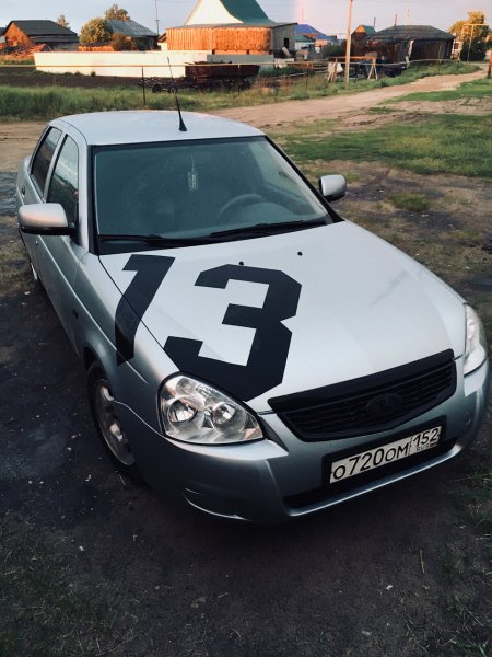 Белая Приора седан с наклейками