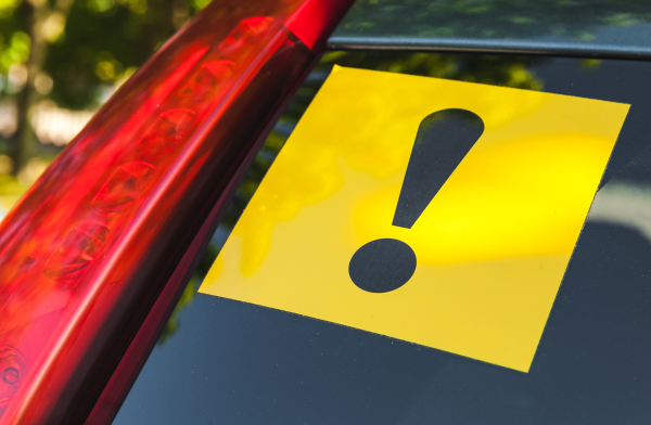 Знак начинающего водителя