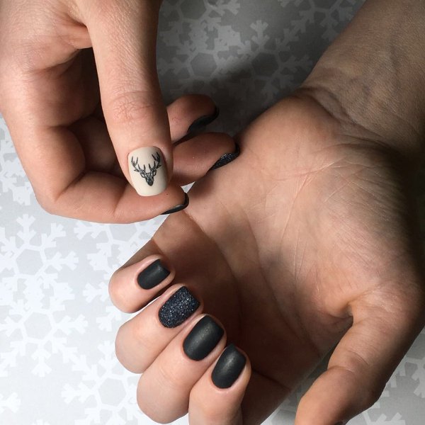 Матовый маникюр с наклейками