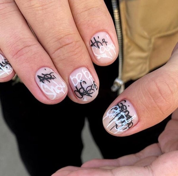 Идеи мужского бесцветного маникюра с узорами