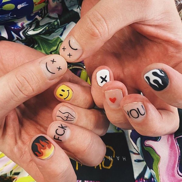 Маникюр с рожицами