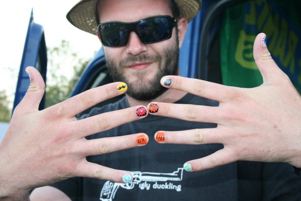 Доминик Монаган черные ногти