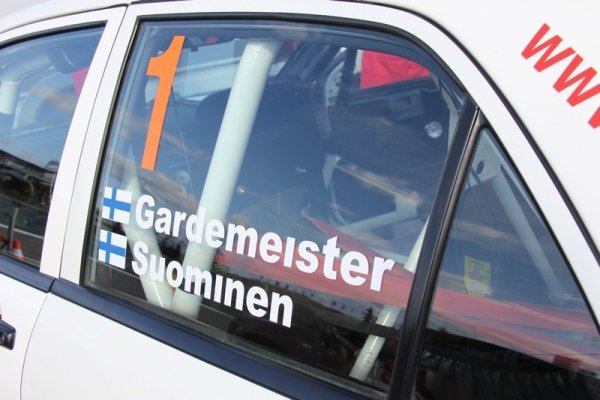 Фамилии на стекле авто