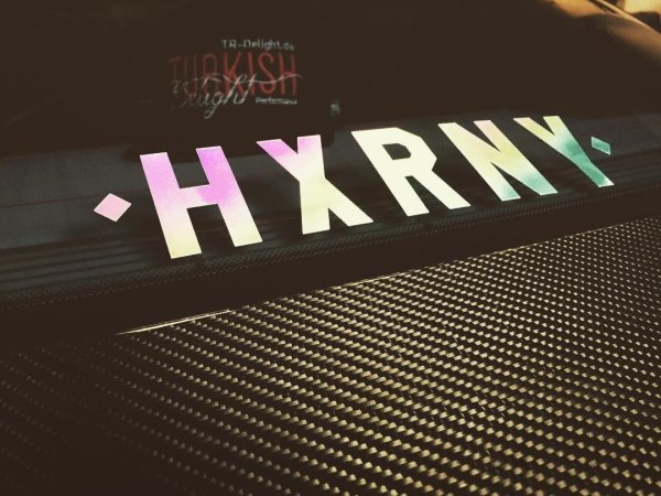 На статике наклейка