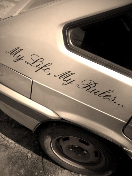 Наклейка на автомобиль