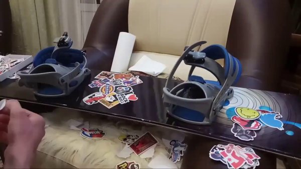 Сноуборд обклеенный стикерами