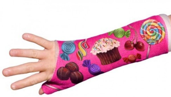 Цветной чехол на гипс на руку