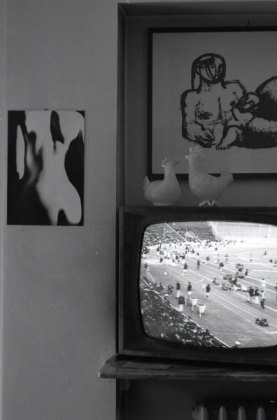 Старый телевизор на тумбе