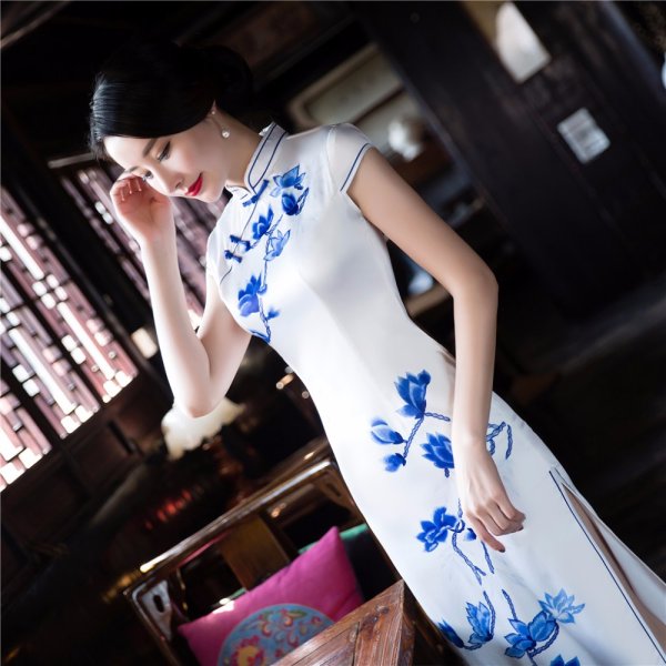 Аниме девушка в Красном платье танцует