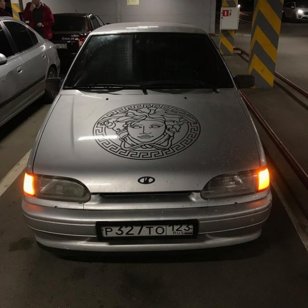 Версаче на капоте ВАЗ 2114