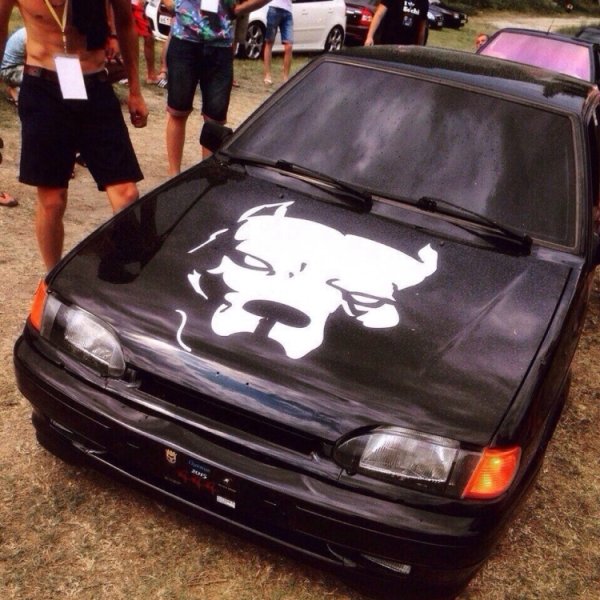 Питбуль на капоте ВАЗ 2115