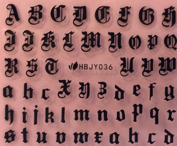 Красивый маникюр с буквами