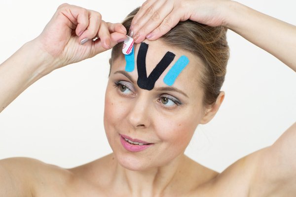 Тейпирование горизонтальных морщин на лбу