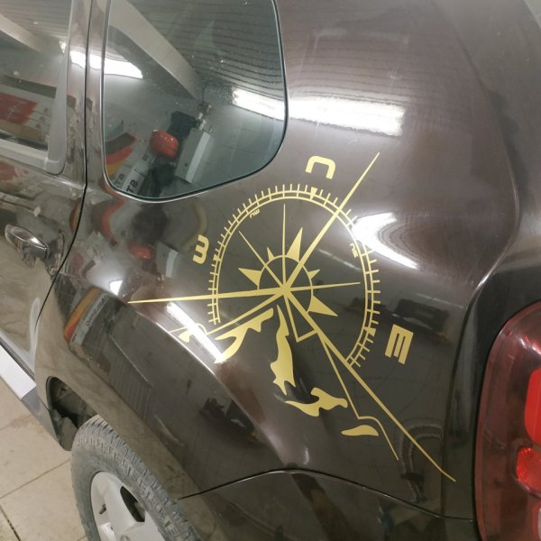 Наклейка компас на Рено Дастер