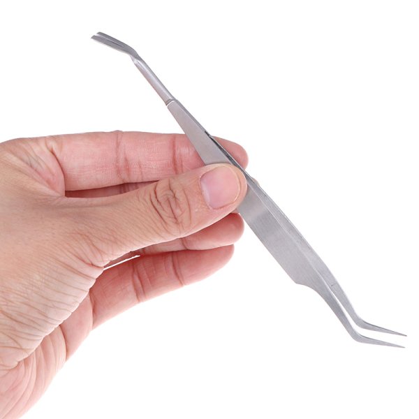 Пинцет QVS для бровей 82-10-1636