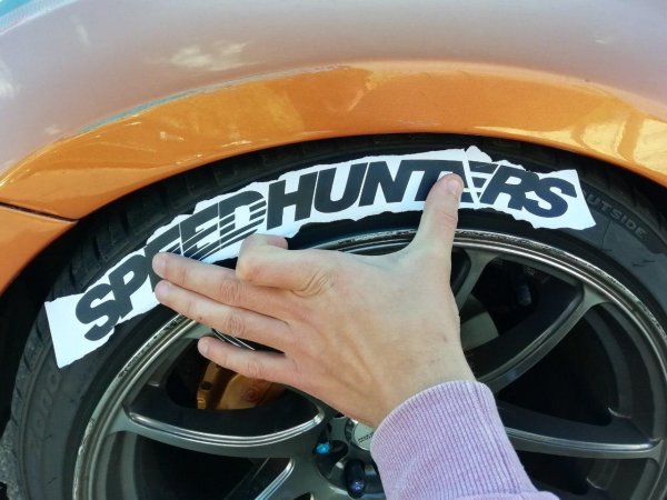 Покрышка мотоцикла с белыми надписям