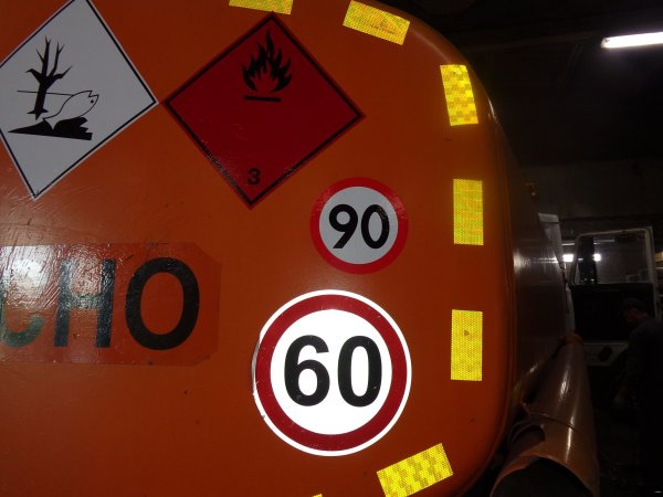 Таблички на бензовоз