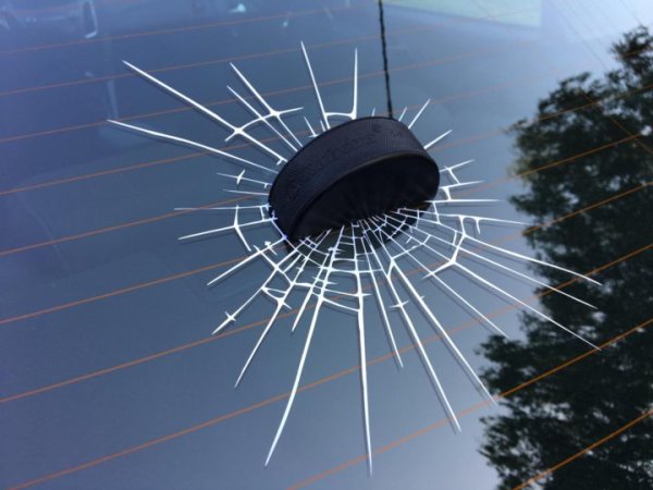 Наклейка на авто шайба в стекле