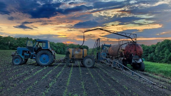 Опрыскивание полей МТЗ -80