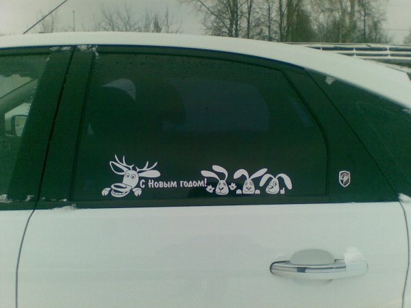 Наклейки на окна автомобиля