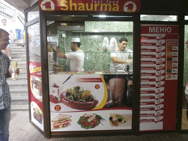 Реклама на окнах наклейки