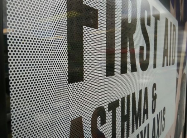 Перфорированная наклейка на стекло